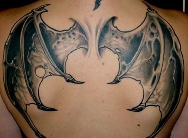 点击大图看下一张:女性背部漂亮的天使翅膀纹身图案