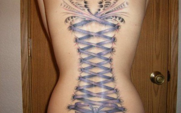 点击大图看下一张：女性背部时尚前卫的背部紧身内衣设计纹身图案
