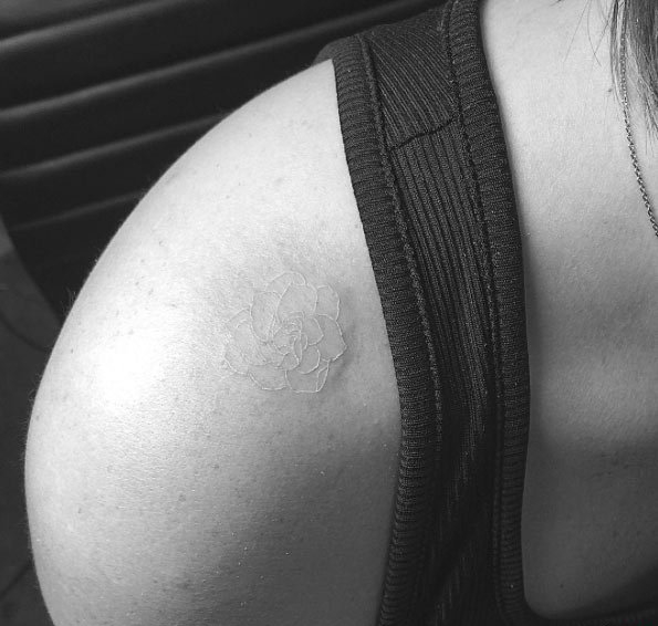 点击大图看下一张：女性的精致的白色玫瑰花隐形纹身图案