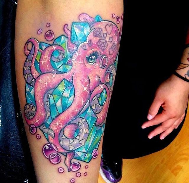点击大图看下一张：女性身上漂亮的大章鱼纹身图案