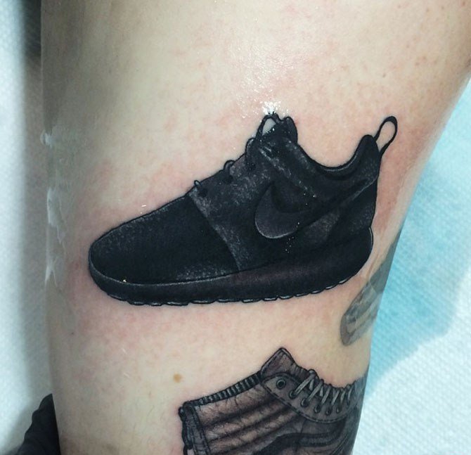 点击大图看下一张:多款帅气的运动鞋图案纹身