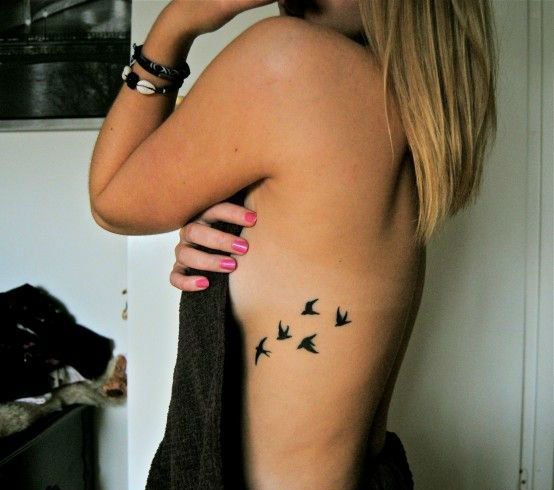 点击大图看下一张：女性个性时尚的黑色小鸟儿纹身图案