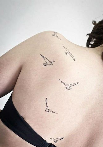 点击大图看下一张:女性个性时尚的黑色小鸟儿纹身图案