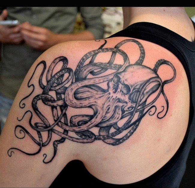 点击大图看下一张：缠绕在肩膀上的漂亮章鱼纹身图案