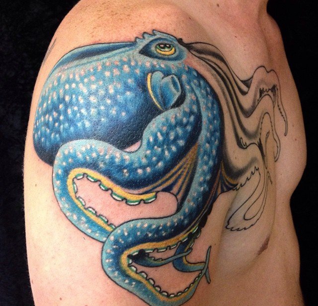 点击大图看下一张：缠绕在肩膀上的漂亮章鱼纹身图案