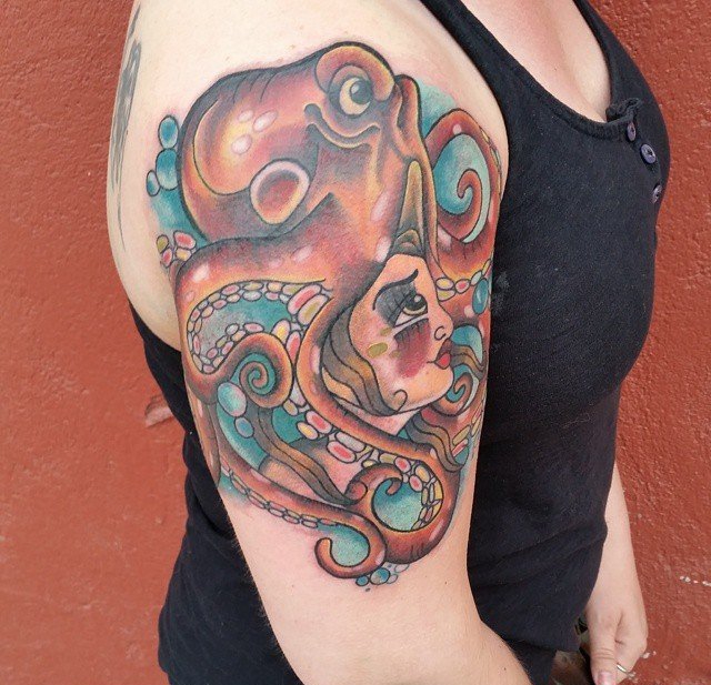 点击大图看下一张：缠绕在肩膀上的漂亮章鱼纹身图案