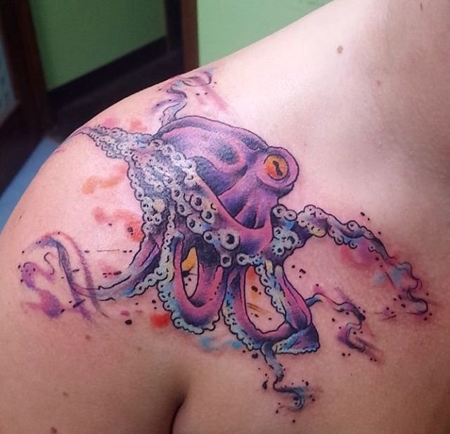 点击大图看下一张：缠绕在肩膀上的漂亮章鱼纹身图案