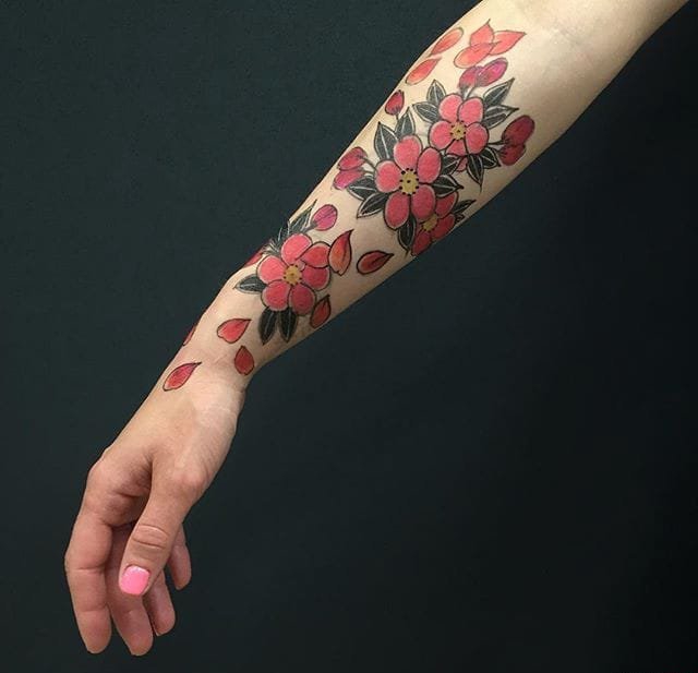 点击大图看下一张：充满活力的彩色花朵纹身图案来自于纹身师Artemy Neumoin