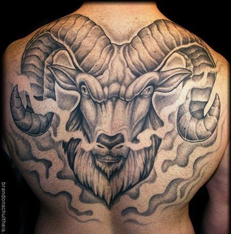点击大图看下一张：男人背上愤怒的山羊纹身图案