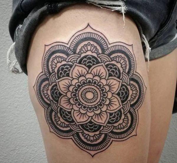 点击大图看下一张:女孩性感大腿上漂亮的装饰风格曼陀罗花纹身图案