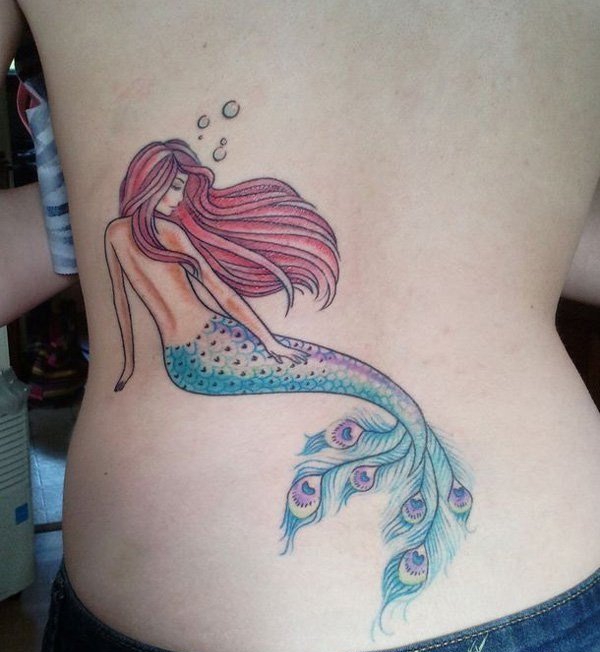 点击大图看下一张：女生后背漂亮的红发美人鱼纹身图片