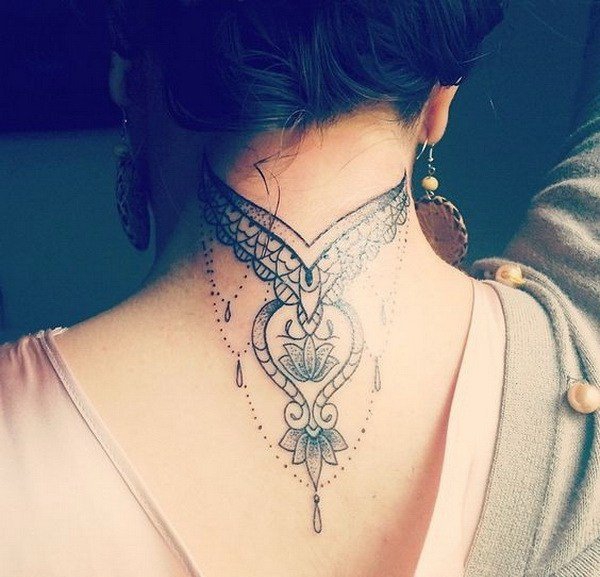 点击大图看下一张：女性后颈部漂亮的装饰风格纹身图案