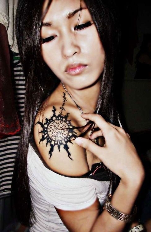点击大图看下一张：女性肩部有个性的太阳图腾纹身