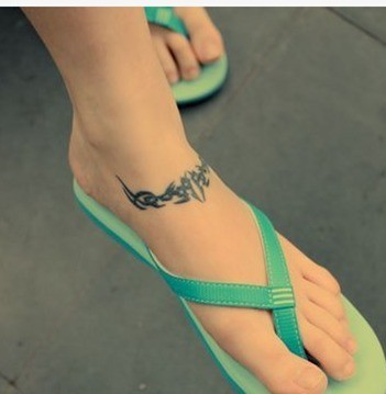 点击大图看下一张：女性脚部图腾刺青