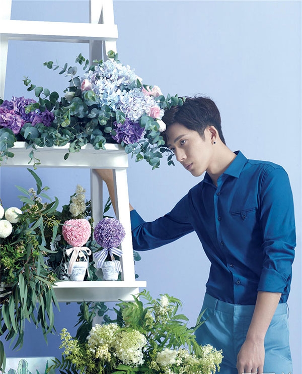 点击大图看下一张：井柏然花丛写真 帅气演绎理想型男友