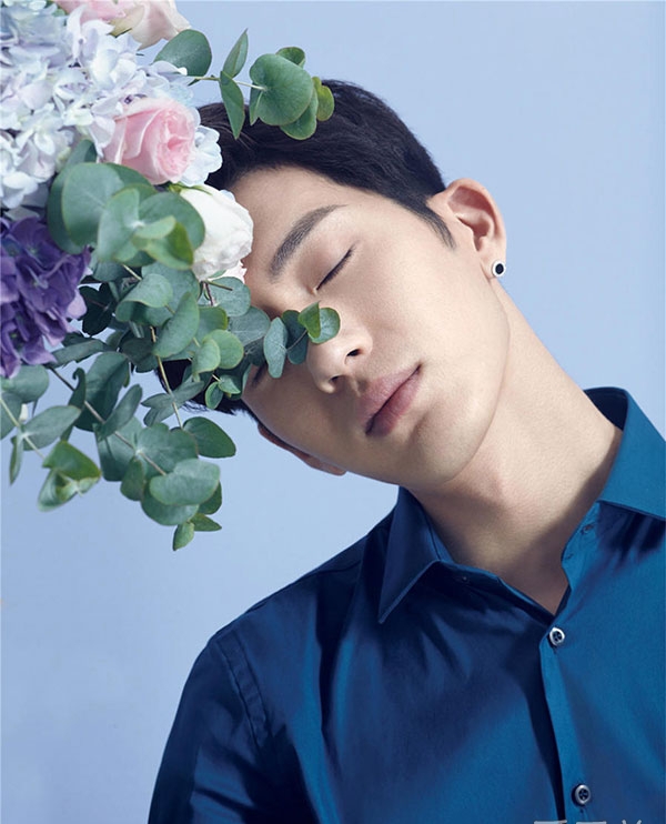点击大图看下一张：井柏然花丛写真 帅气演绎理想型男友