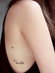 女性腰部小小的纹身图案