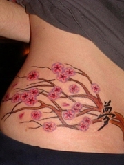 女生腰部漂亮的梅花和字纹身图片