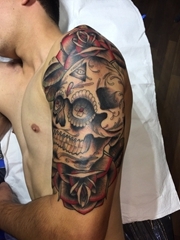 男子左手大臂半袖玫瑰花和装饰风格骷髅头纹身图片