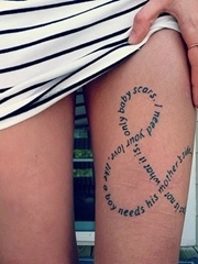 女性腿部超有个性的英文图腾纹身