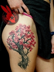 女性喜爱的美丽的樱花纹身图案