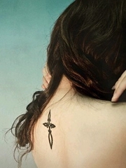 女生背部唯美的十字架纹身图案