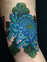 充满活力的彩色花朵纹身图案来自于纹身师Artemy Neumoin