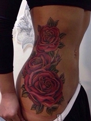 性感美女侧肋上性感的大红玫瑰花纹身图片