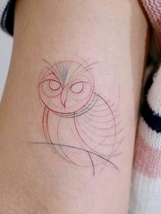 女性手臂上清新的线条猫头鹰纹身图片