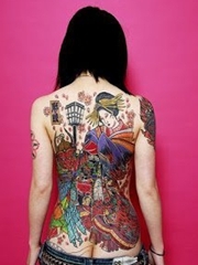 女性背部艺妓纹身图案
