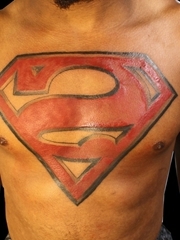 男子满胸大红超人标志纹身图片