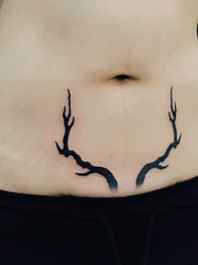 处在女生腹部的两边树枝纹身图案