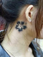 女孩耳后根上的小清新纹身图案