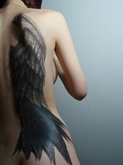 女性背上3D天使大翅膀纹身图片