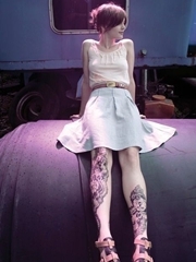 欧美女性腿部图腾黑白创意刺青