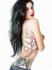 女性漂亮的半祼侧身纹身图案