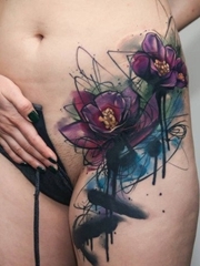 女子左侧腿至腹部水彩花纹身图片