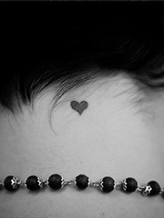 女性刺青图片：颈部的一颗心