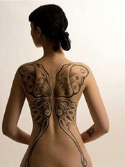 女子满背帅气的蝴蝶翅膀纹身图片