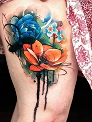 女孩大腿上可爱的水彩花朵纹身图片