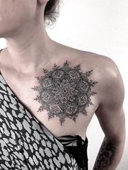 女人左胸部上精致的装饰风格曼陀罗花纹身图片