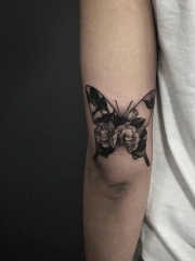 手臂外侧一只蝴蝶纹身图案很可爱