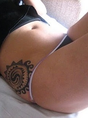 女性腰部简单的太阳图腾纹身