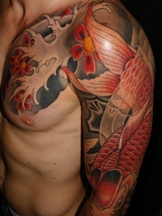 男子半甲漂亮的樱花红鲤鱼纹身图片