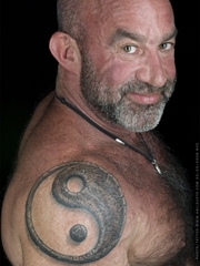 男子右肩膀上霸气的3D石裂阴阳八卦纹身图片