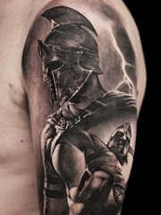 男性左手大臂上的黑灰色勇士纹身图片