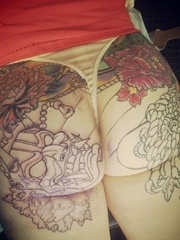 女子性感屁股上漂亮的花卉和般若纹身图片