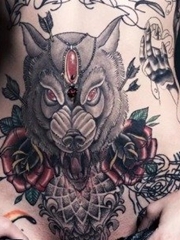 女性下腹部玫瑰花和大狼纹身图片
