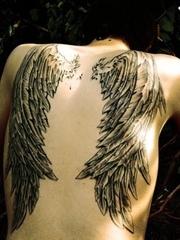 女性唯美后背翅膀纹身图案