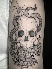 手臂上帅气的黑色骷髅头和蛇纹身图片